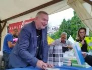 Огромна опашка от чакащи за автограф от Георги Господинов на Пролетния панаир на книгата (ВИДЕО и СНИМКИ)