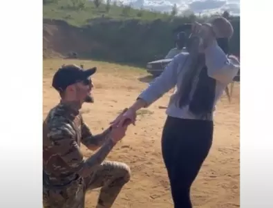 Как украински боец взриви граната пред любимата си и й предложи брак (ВИДЕО)