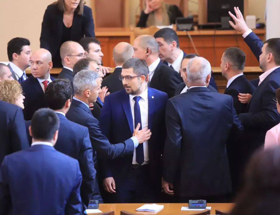 Желязков наказа 17 депутати заради "тепачката" в парламента