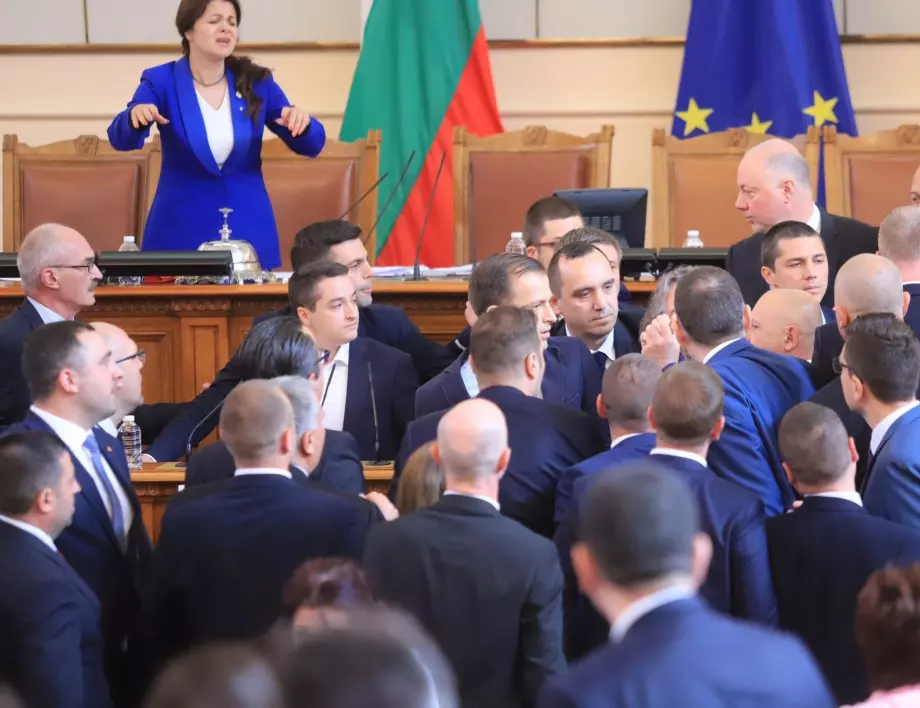 Напрежение: "Възраждане" не позволиха на Явор Божанков да се изкаже в парламента (ВИДЕО)