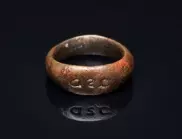Ранносредновековен пръстен е гравиран с абревиатура на фразата "Който е като Бог"