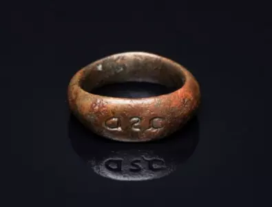 Ранносредновековен пръстен е гравиран с абревиатура на фразата 
