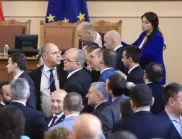 Физически сблъсъци в парламента, депутат е със счупени очила (ВИДЕО)