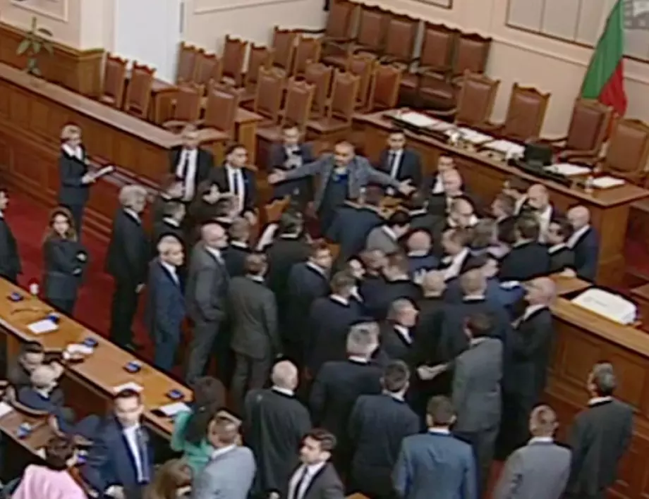 Резилът в парламента: какво, по дяволите, става в България
