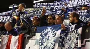 Агресивен акт от почитател на Бордо сложи край на важен мач от Лига 2 (ВИДЕО)