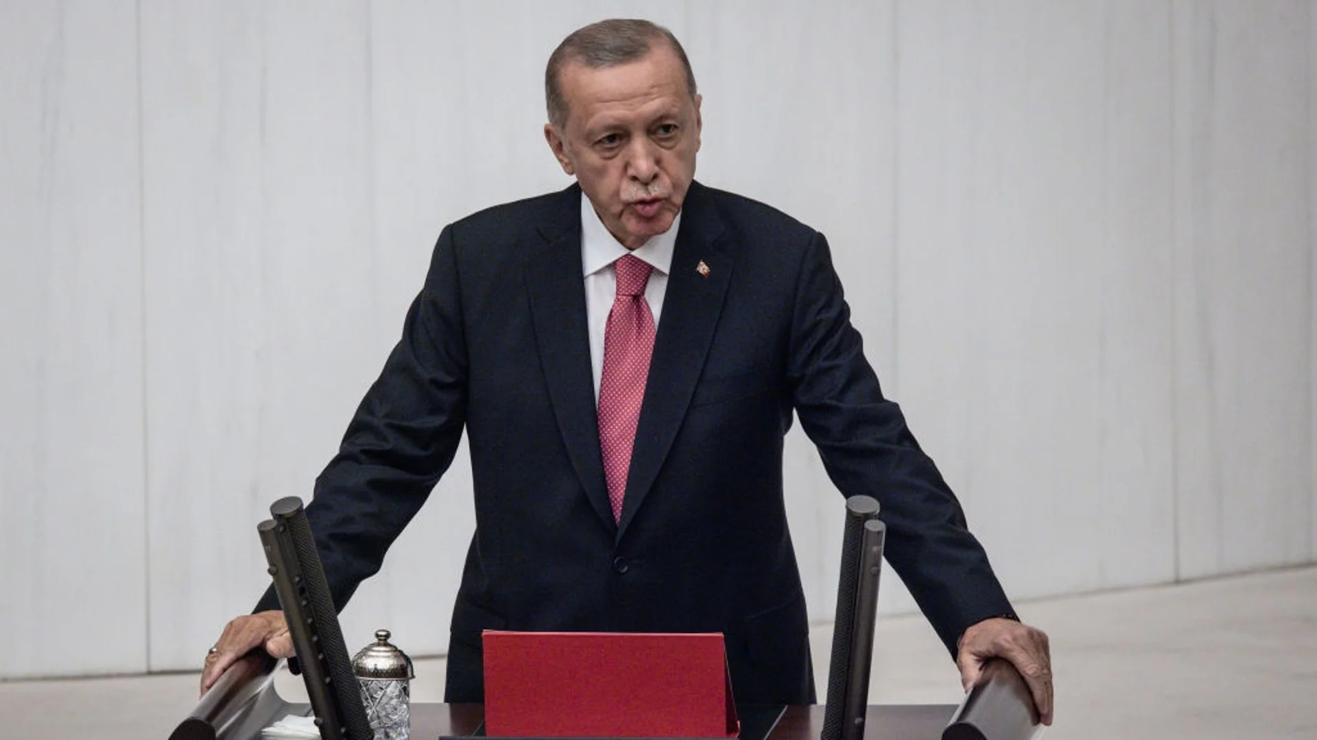 Ердоган пак се уплаши от преврат, проведе спешна среща със службите