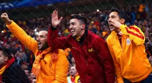 И сам войнът е войн! Фенове на Галатасарай нападнаха ултрас, но извадиха лош късмет (ВИДЕО)