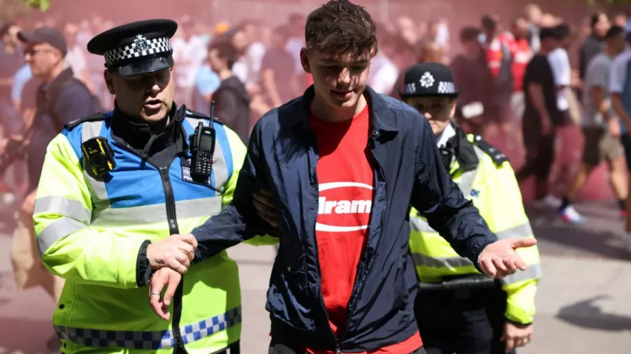 СНИМКИ: Арестуваха фен на Манчестър Юнайтед за отвратителна гавра с Ливърпул във финала на ФА Къп