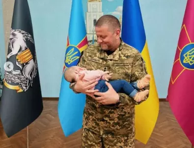 СНИМКИ на главнокомандващия Залужни със спящо бебе в ръце развълнуваха Украйна