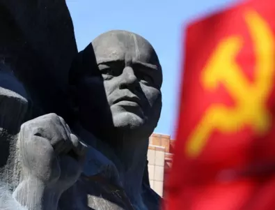С фадромата напред: Паметник на Ленин си замина скоропостижно (ВИДЕО)