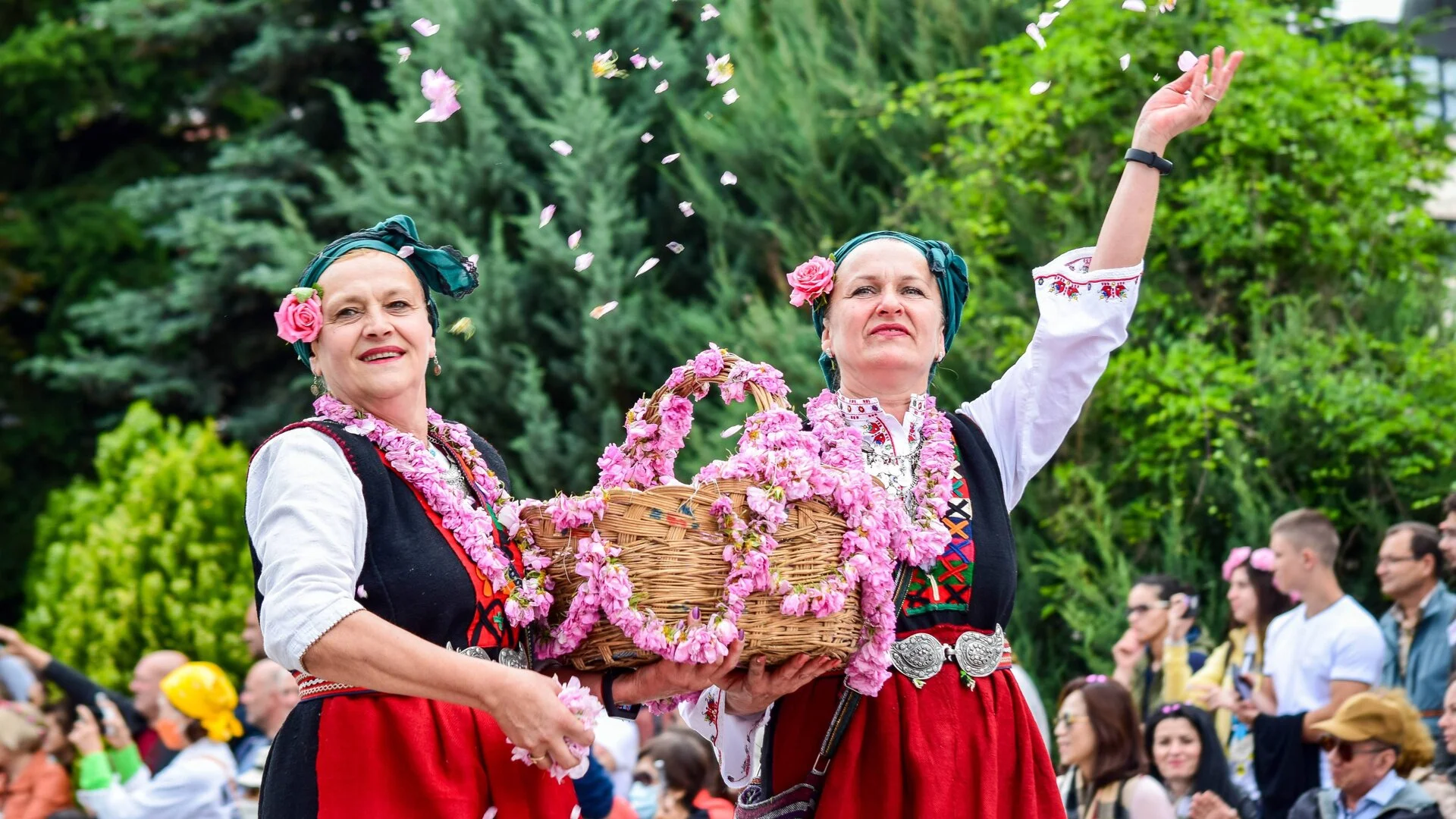 Над 12 000 участници изпъстриха шествието на 120-ия Празник на розата в Казанлък (СНИМКИ)