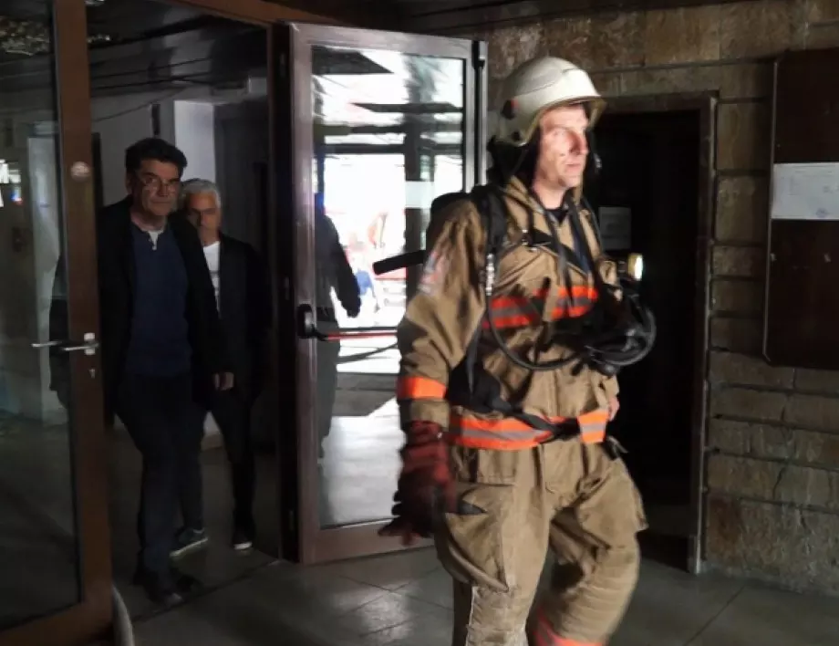 Евакуираха театъра в Смолян след пожар, избухнал в заведение