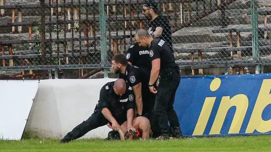 Финал "със стил" на Първа лига: Зрелищен арест преди големите дербита за титлата (ВИДЕО)