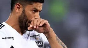 Същински снаряд! Хълк препарира вратар с мощен шут от над 40 метра (ВИДЕО)