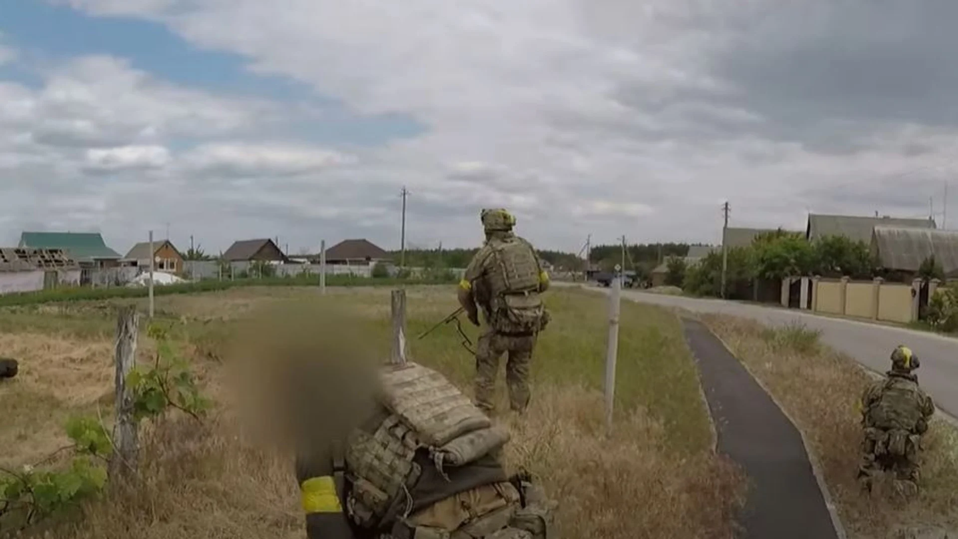 Путинският бронетранспортьор е унищожен: Руските доброволци разпространиха ВИДЕО