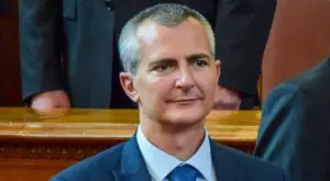 {{ otherArticle[0].article.title }}