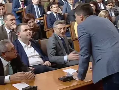 Скандал между Радостин Василев и Делян Пеевски в парламента (ВИДЕО)