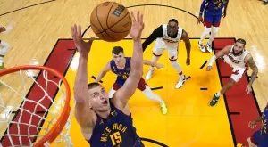 Никола Йокич записа историческо постижение и върна преднината на Денвър срещу Маями (ВИДЕО)