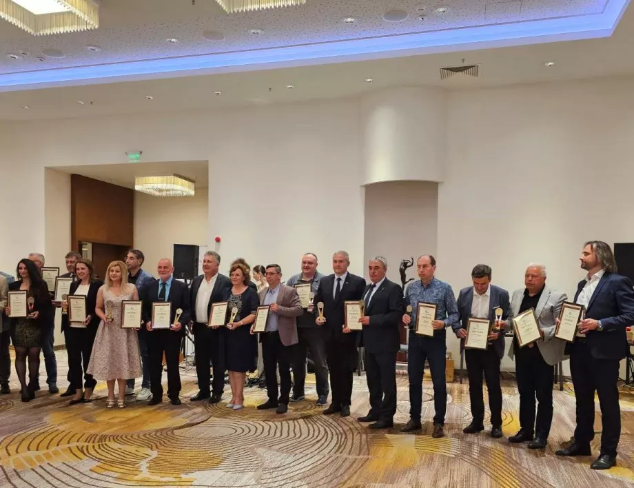 Награда за предприемчива община получи кметът на Ловеч на форум в Правец