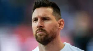 Зад гърба на Антонела: Фен на Интер Маями млясна Меси по бузата (ВИДЕО)