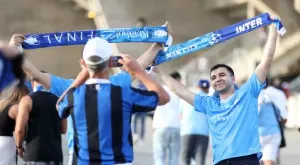 Ад на пътя! Фенове изоставят колите си, за да стигнат пеша за Ман Сити - Интер (ВИДЕО)