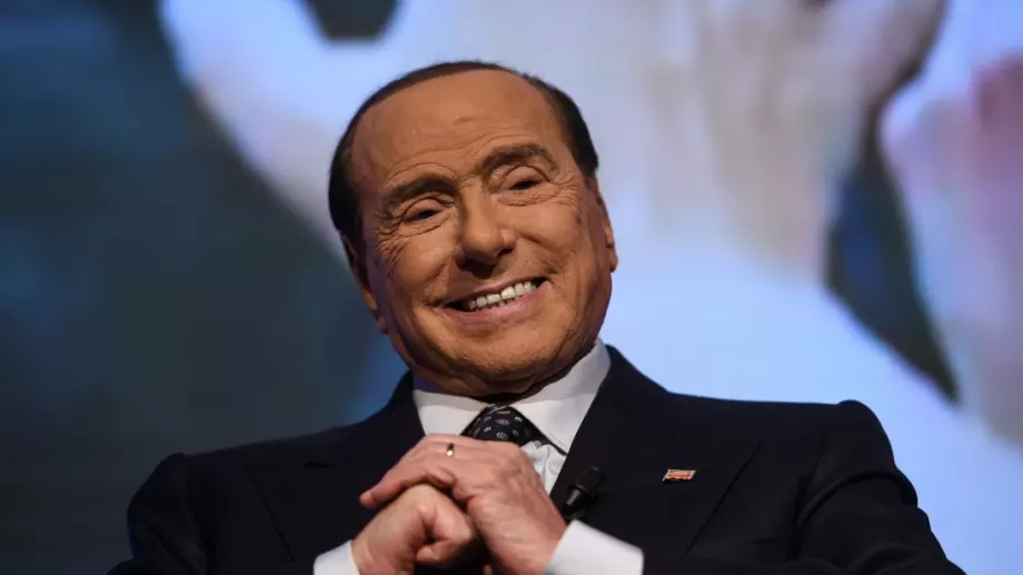 Силвио Берлускони оставил стотици милиони на 33-годишната си приятелка и осъден мафиот