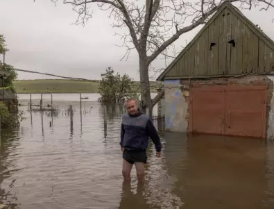Украйна: Руски войници конфискуват хуманитарна помощ в един от наводнените градове