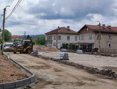 Започна ремонтът на площада в село Райово (СНИМКИ)