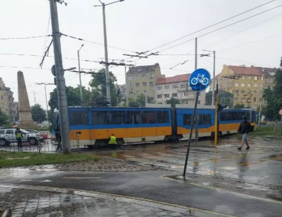 Трамвай дерайлира на "Руски паметник" и блокира движението (СНИМКИ)