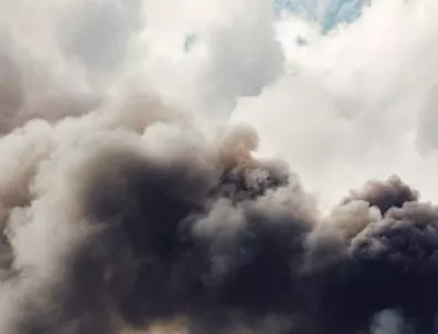Огромен пожар в склад за бои и лакове в руския град Ярославъл (ВИДЕО)