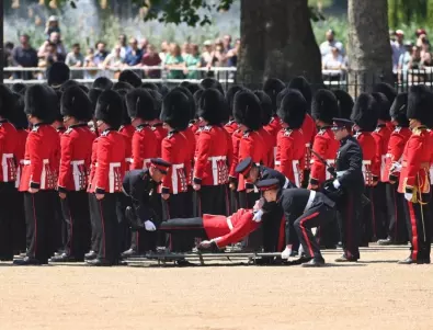 Гвардейци припадат, докато репетират парада за рождения ден на крал Чарлз III (ВИДЕО)