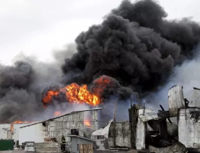 Мащабен пожар се разгоря в завод за нефт в Нижни Новгород (ВИДЕА)