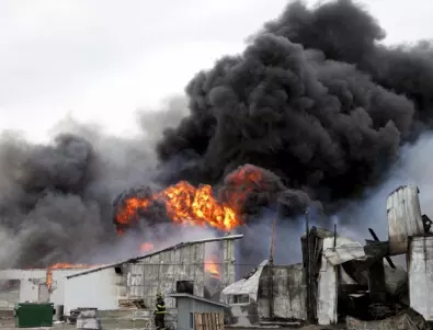 Взривове на военни складове в Гърция, евакуираха хиляди хора (ВИДЕА)