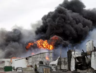 Пожар пламна в завод за батерии в Подмосковието (ВИДЕО)