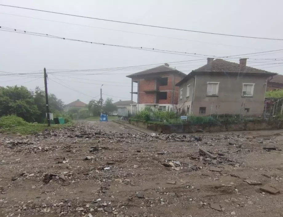 Наводнен е пътят Враца-Ботевград (ВИДЕО)