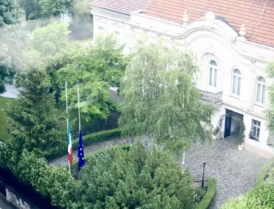 Италианското посолство свали знамената наполовина в памет на Берлускони (СНИМКИ) 