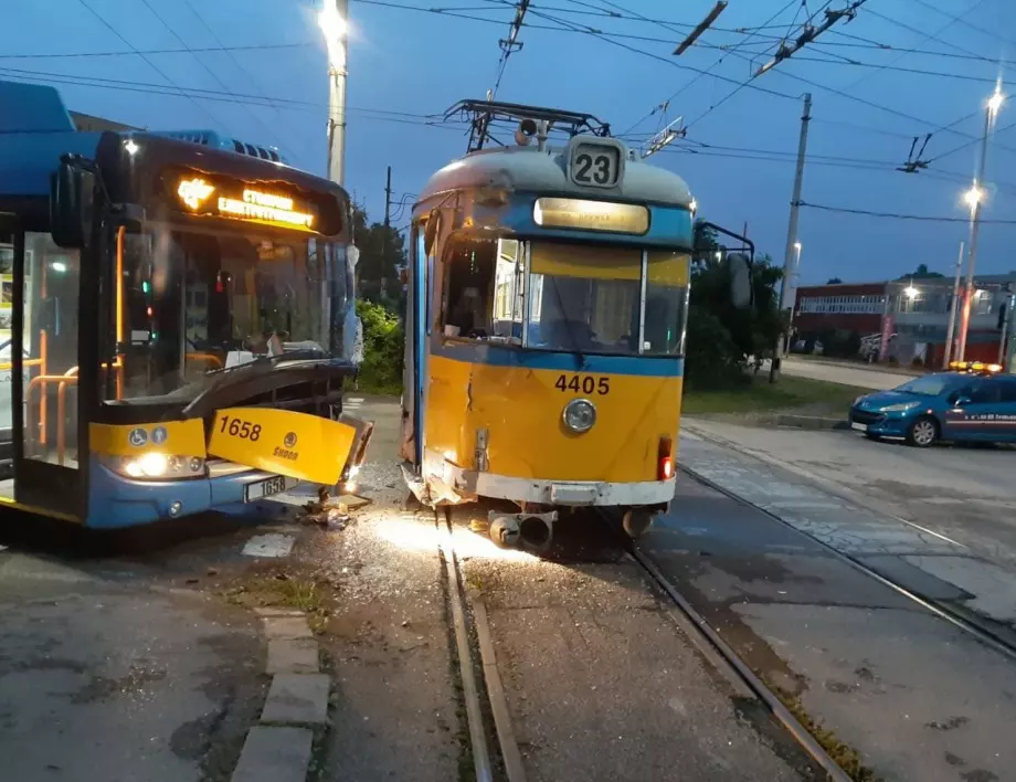 Тролей и трамвай се сблъскаха в ж.к."Дружба" в София
