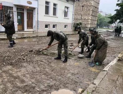 Военнослужещи отново помагат на хората в Берковица след водната стихия
