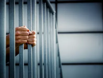Затвор за жена, източвала чужда банкова карта