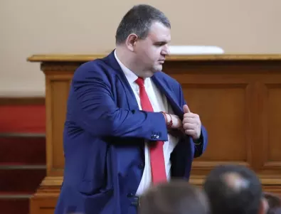 Крачка назад: Пеевски се оттегля от конституционната комисия, избират нов състав