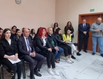 Ученици от Асеновград - в ролята на съдии и прокурори