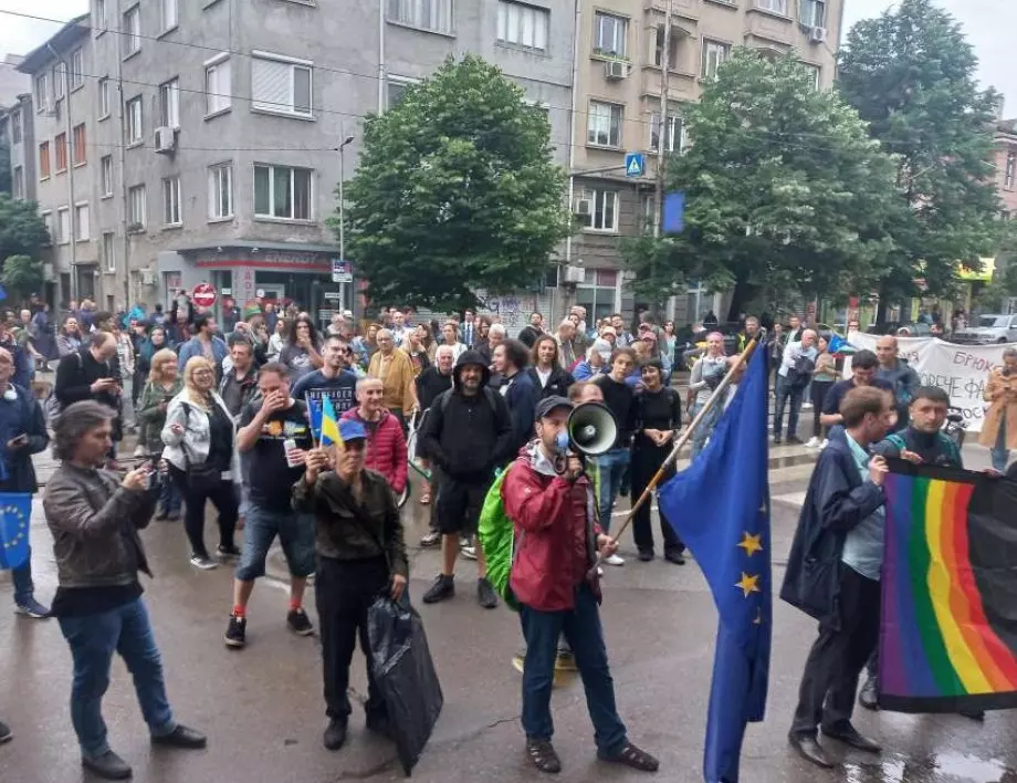 "Фашизмът не е мнение, а престъпление": Протест пред централата на "Възраждане" в София (ВИДЕО)