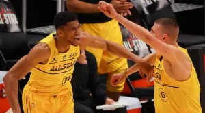 Като близнаци: Идентичните съдби на Адетокумбо и Йокич, които успяха да завладеят НБА