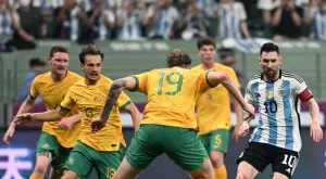 Фен нахлу, за да прегърне Меси, а друг подразни с екип и празнуване като Роналдо (ВИДЕО) 