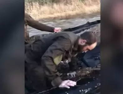 До шия във вода: Украински бойци спасиха 5 руски войници, затънали след взрива на 
