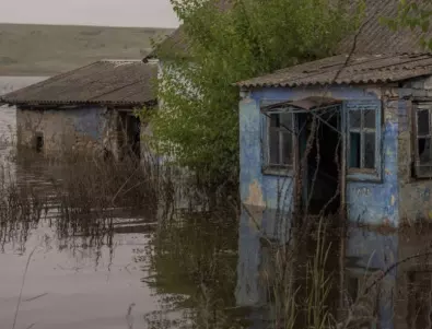 Цяло денонощие носен от течението: Как по чудо спасиха мъж от наводнението в Херсон (ВИДЕО)
