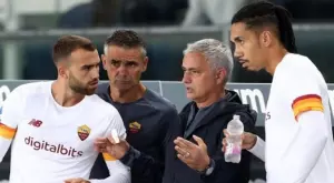 Любимецът на Жозе Моуриньо Крис Смолинг остава в Рома до 2025 година