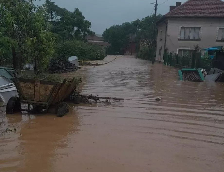 Заради наводненията: Може да има евакуация във Врачанско и Монтанско