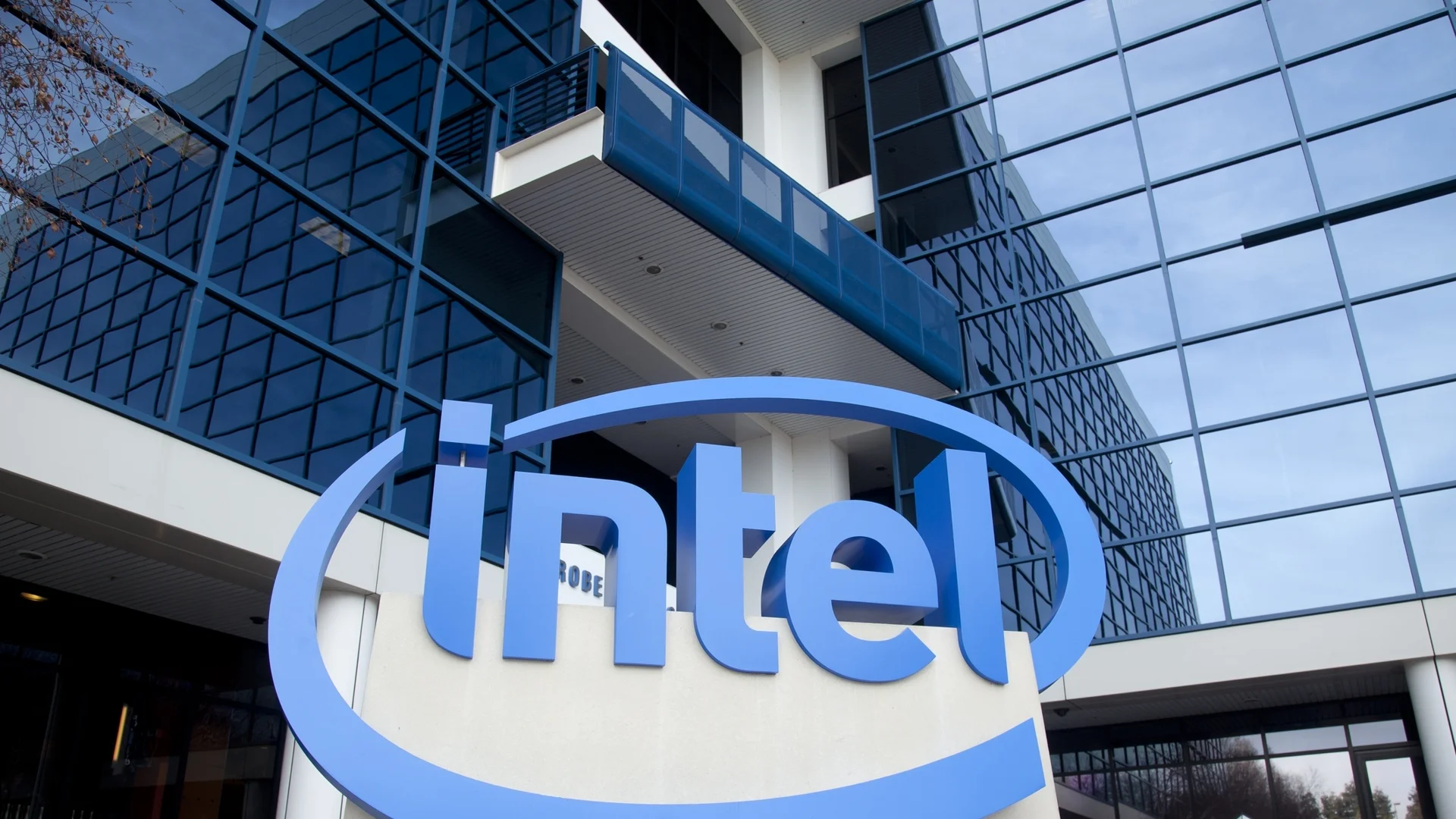 Технологичният гигант Intel отложи плановете си за инвестиция в Италия