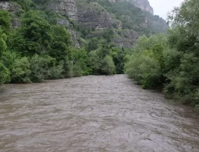 Коя е най-дългата река, пресичаща Стара планина?